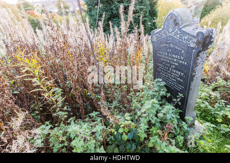 Incolto lapidi nel cimitero, Blaenavon, Wales, Regno Unito Foto Stock