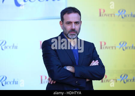 Roma, Italia. 12 Dic, 2016. Il regista italiano Fausto Brizzi durante il photocall del film italiano "poveri ma ricchi' © Matteo Nardone/Pacific Press/Alamy Live News Foto Stock