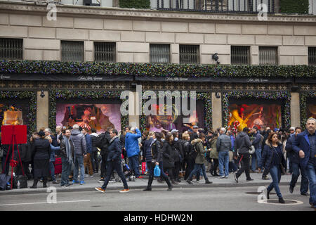 Una folla di gente che il file passato la vacanza di windows a Saks Fifth Avenue sulla prima festa tradizionale giornata di shopping noto come Venerdì nero il giorno dopo la festa del Ringraziamento. Quinta Avenue di New York City. Foto Stock