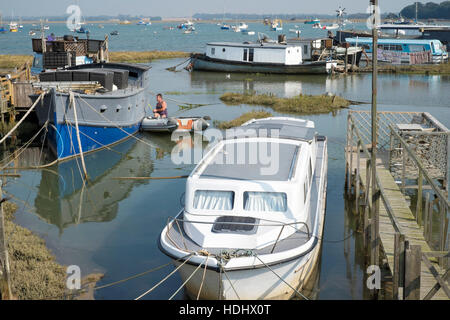 Case galleggianti sul fiume Deben estuario, Suffolk, Inghilterra, Regno Unito Foto Stock