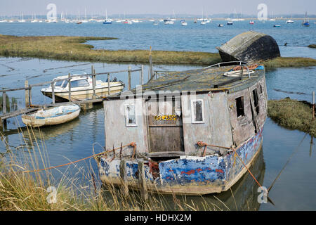 Abbandonato casa galleggiante sul fiume Deben estuario, Suffolk, Inghilterra, Regno Unito Foto Stock