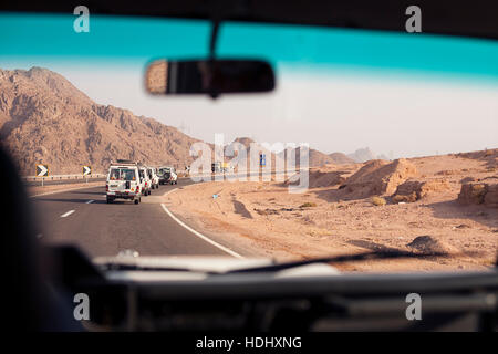 Viaggio con auto nel deserto Foto Stock