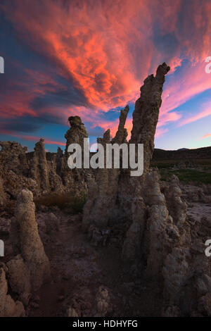 Blazing tramonto su tufo Foto Stock