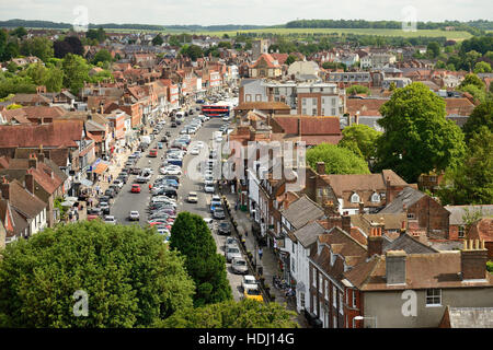 Tetto a vista su tutta la città mercato di Marlborough, Wiltshire, guardando lungo la strada alta. Foto Stock