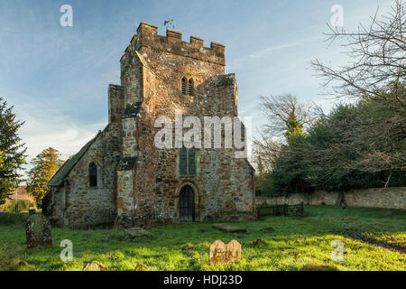 Pomeriggio autunnale a san Tommaso Becket chiesa in Brightling, East Sussex, Inghilterra. Foto Stock