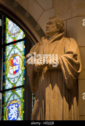 Statua di Martin Lutero a Wittenberg chiesa del castello Foto Stock