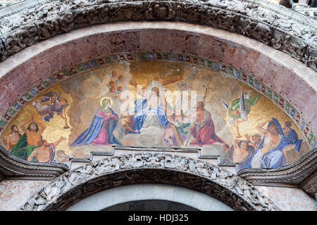 Mosaico nel timpano sopra il principale portale centrale a Basilica di San Marco . Foto Stock