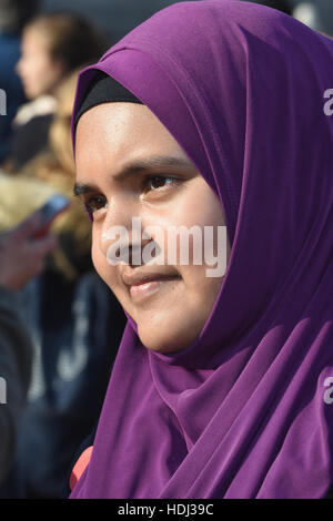 Ritratto di una giovane ragazza musulmana che frequentano il giorno dell'Armistizio,la Royal British Legion,Trafalgar Square,London.UK 11.11.16 Foto Stock