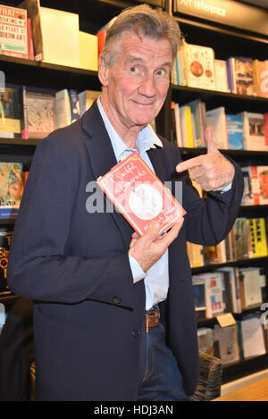 Michael Palin,Firma di un Sackful di Limerick',Waterstones,Piccadilly,London.UK 01.12.16 Foto Stock