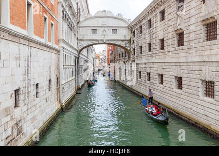 Gondola con turisti di passaggio sotto il Ponte dei Sospiri, Venezia. Foto Stock