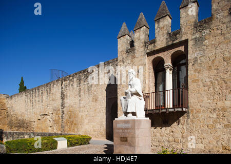 Monumento di Averroè e pareti Arabo, Cordoba, Andalusia, Spagna, Europa Foto Stock