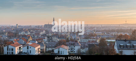 Panorama di Regensburg al calar del sole in inverno Foto Stock