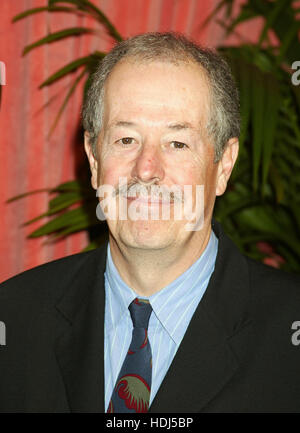 Denys Arcand arriva all'Academy Awards Nominees pranzo presso il Beverly Hilton di Beverly Hills, la California il Lunedì 9 Febbraio, 2004. Photo credit: Francesco Specker Foto Stock