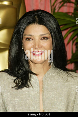 L'attrice Shohreh Aghdashloo, un candidato per il premio Oscar per la migliore attrice non protagonista per il suo ruolo in "una casa di sabbia e nebbia", arriva a un Academy Awards Nominees pranzo presso il Beverly Hilton di Beverly Hills, la California il lunedì 09 febbraio 2004. Photo credit: Francesco Specker Foto Stock