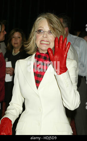 L'attrice Diane Keaton, nominata per il premio Academy Award come migliore attrice per il suo ruolo in 'Something's Gotta Give', arriva a un luncheon degli Academy Awards che si è tenuto presso il Beverly Hilton di Beverly Hills, California, il 9 febbraio 2004. Photo credit: Francis Specker Foto Stock