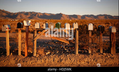 Varie cassette postali nel deserto durante il tramonto Foto Stock