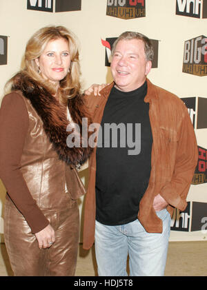 Attore William Shatner, destra e sua moglie Elisabetta, arriva alla VH-1 "Big in 04' taping presso lo Shrine Auditorium di Los Angeles, California Mercoledì 01 dicembre, 2004. Photo credit: Francesco Specker Foto Stock