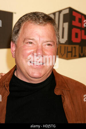 L'attore William Shatner arriva al VH-1 'Big in 04' che si è registrato al Shrine Auditorium di Los Angeles, California il 1 dicembre 2004. Photo credit: Francis Specker Foto Stock