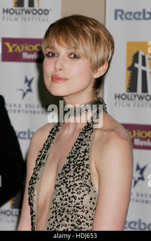 British attrice Keira Knightley pone come lei arriva per il festival di pellicola di Hollywood's 2004 Hollywood Awards di Beverly Hills, Ottobre 18, 2004 foto di Francesco Specker Foto Stock