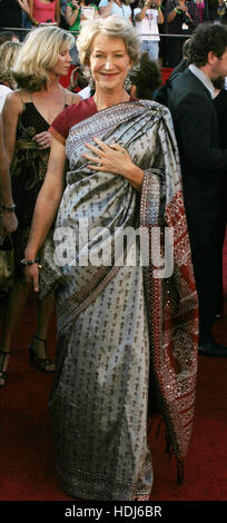 Attrice Helen Mirren arriva per la cinquantaseiesima annuale di Emmy Awards a Los Angeles, la California il domenica 19 settembre, 2004. Photo credit: Francesco Specker Foto Stock