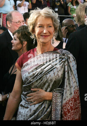 Attrice Helen Mirren arriva per la cinquantaseiesima annuale di Emmy Awards a Los Angeles, la California il domenica 19 settembre, 2004. Photo credit: Francesco Specker Foto Stock