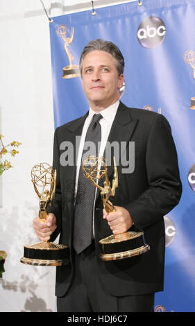 Jon Stewart alla cinquantaseiesima annuale di Emmy Awards il 19 settembre 2004 a Los Angeles, California. Photo credit: Francesco Specker Foto Stock