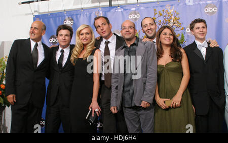 Il colato dall'Emmy vincente della serie televisiva "Arrestato lo sviluppo' alla cinquantaseiesima annuale di Emmy Awards a Los Angeles, la California il domenica 19 settembre, 2004. Da sinistra a destra, Jeffrey Tambor, Jason Bateman, Portia de Rossi, Arnett, traversa di David, Tony Hale, Alia Shawkat, e Michael Cera. Photo credit: Francesco Specker Foto Stock