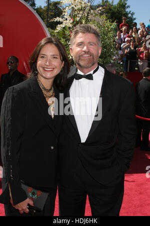 Trattare Williams e la moglie Pam Van Sant al 56th° Emmy Awards annuale il 19 settembre 2004 a Los Angeles, California. Photo credit: Francis Specker Foto Stock