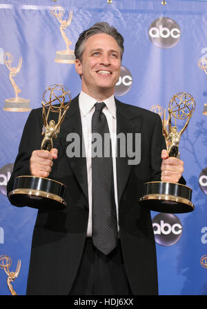 Jon Stewart alla cinquantaseiesima annuale di Emmy Awards il 19 settembre 2004 a Los Angeles, California. Photo credit: Francesco Specker Foto Stock