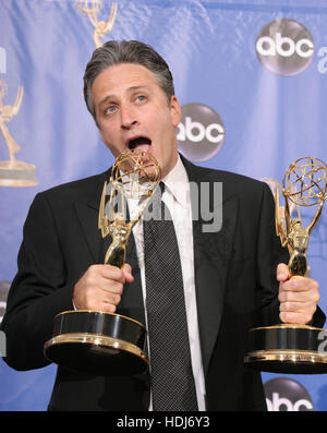 Jon Stewart alla cinquantaseiesima annuale di Emmy Awards il 19 settembre 2004 a Los Angeles, California. Photo credit: Francesco Specker Foto Stock
