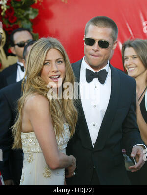 Brad Pitt e Jennifer Aniston al 56th annuale di Emmy Awards il 19 settembre 2004 a Los Angeles, California. Photo credit: Francesco Specker Foto Stock