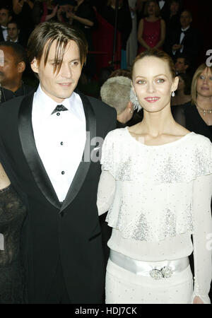 Star Johnny Depp e fidanzata Vanessa Paradis (r) all'Academy Awards in Hollywood, la California il 29 febbraio 2004. Photo credit: Francesco Specker Foto Stock