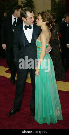 Jude Law arriva con la sua fidanzata Sienna Miller all'Academy Awards di Hollywood, California, il 29 febbraio 2004. Photo credit: Francis Specker Foto Stock