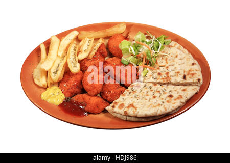 Pepite di pollo servito su una piastra con patate fritte senape ketchup pita e insalata mista Foto Stock