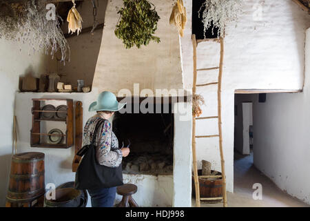 Un turista nella cucina di una dimora del XVIII secolo, Stellenbosch Village Museum, Stellenbosch, Sud Africa Foto Stock