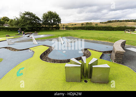 Crazy golf con pietre miliari locali rappresentati per ciascun foro, Kielder serbatoio, Northumberland, England, Regno Unito Foto Stock