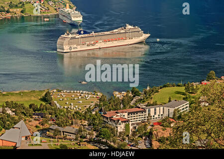 Le navi ormeggiate nel Geiranger Fjord Norway Foto Stock