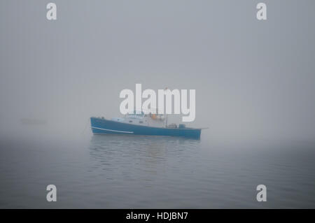 Lobster Boat si siede nella nebbia mattutina a porto, Yarmouth, ME Foto Stock