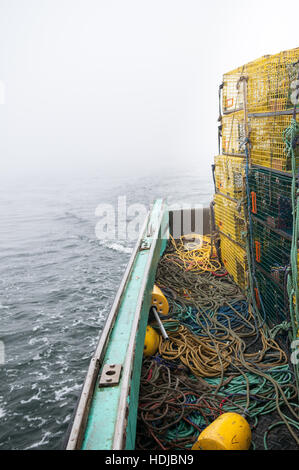 Trappole di aragosta innescata con pesce e in attesa di essere impostato, Portland, ME Foto Stock