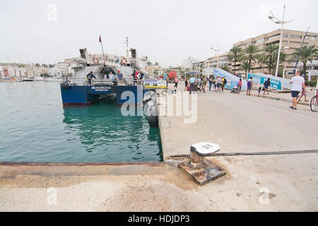 Aquabus arriva in porto passeggeri e uscire su un nuvoloso giorno di ottobre 25, 2016 in Ibiza, isole Baleari, Foto Stock