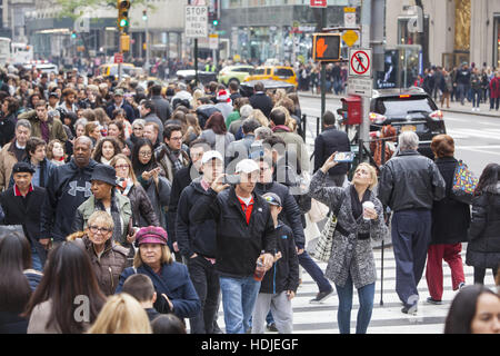 Quinta Avenue al Rockefeller Center vicino a Saint Patrick è totalmente impaccato con gli acquirenti e i turisti sul Venerdì nero, il giorno dopo il ringraziamento, il tradizionale modo di iniziare una vacanza dono stagione di shopping. La città di New York. Foto Stock