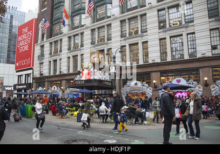 Una folla di gente che erano a magazzino Macy's shopping e la visualizzazione delle vacanze di Natale di windows su Broadway sul Venerdì nero il giorno dopo il ringraziamento che segna l'inizio della vacanza dono stagione degli acquisti in NYC. Foto Stock