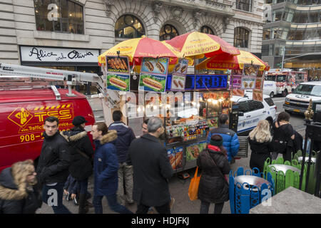 Hot Dog fornitore su 40th Street da Bryant Park, New York. Foto Stock