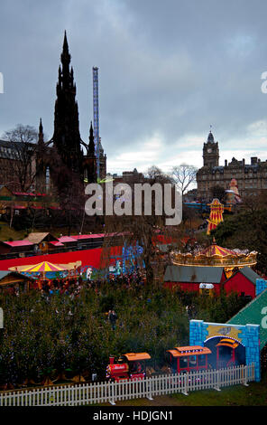 Edinburgh luminarie di Natale luci e fiera del divertimento, a est di Princes Street Gardens, Scozia UK 2016 Foto Stock