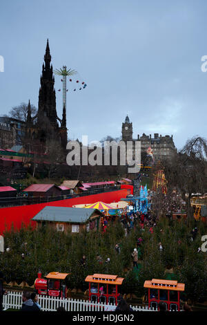 Edinburgh luminarie di Natale luci e fiera del divertimento, a est di Princes Street Gardens, Scozia UK 2016 Foto Stock