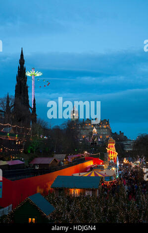 Edinburgh luminarie di Natale luci e fiera del divertimento, a est di Princes Street Gardens, Scozia UK 2016 Foto Stock