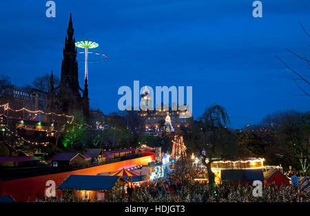 Edinburgh luminarie di Natale luci e fiera del divertimento, a est di Princes Street Gardens, Scozia UK 2016 Foto Stock