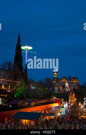 Edinburgh luminarie di Natale luci e fiera del divertimento, a est di Princes Street Gardens, Scozia UK 2016 Foto Stock