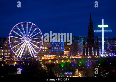 Edinburgh luminarie di Natale luci e fiera del divertimento, a est di Princes Street Gardens, Scozia UK 2016 Foto Stock