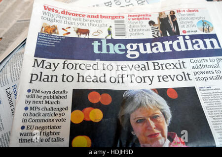 Teresa può essere costretto a rivelare il piano Brexit alla testa off Tory rivolta' titoli di giornale pagina anteriore articolo 2016 Londra Inghilterra REGNO UNITO Foto Stock